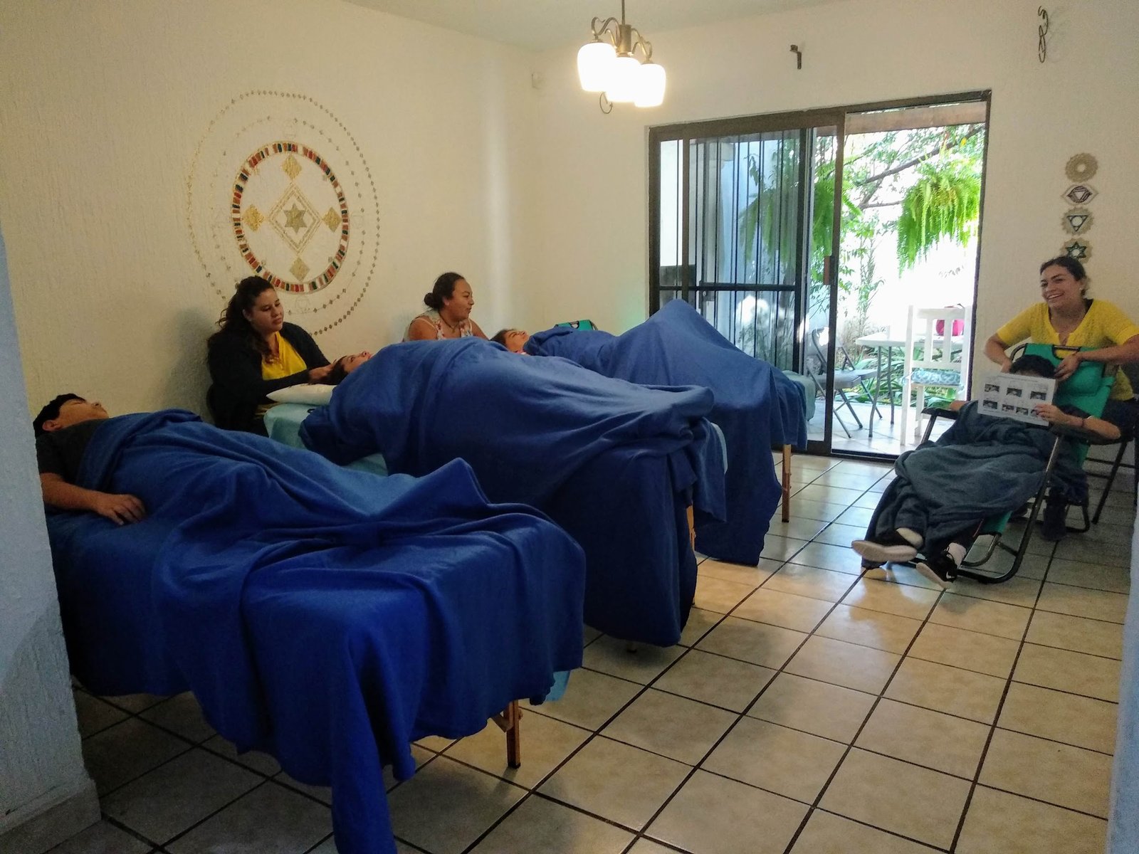 personas recibiendo un proceso energetico de dinero