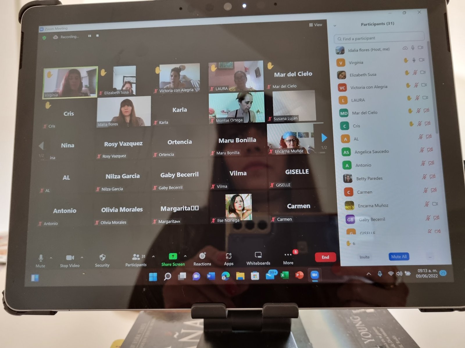 Pantalla de una computadora donde se ven varias personas conectadas en una sesión de zoom
