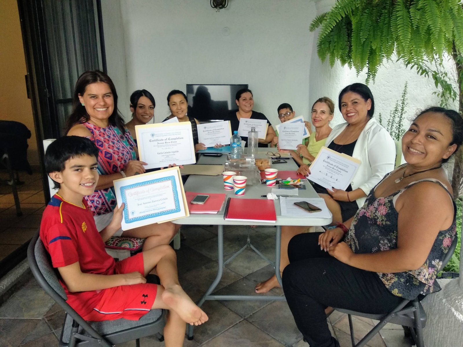 personas con certificados de barras sentadas en el jardin