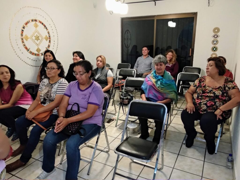 varias personas sentadas meditando