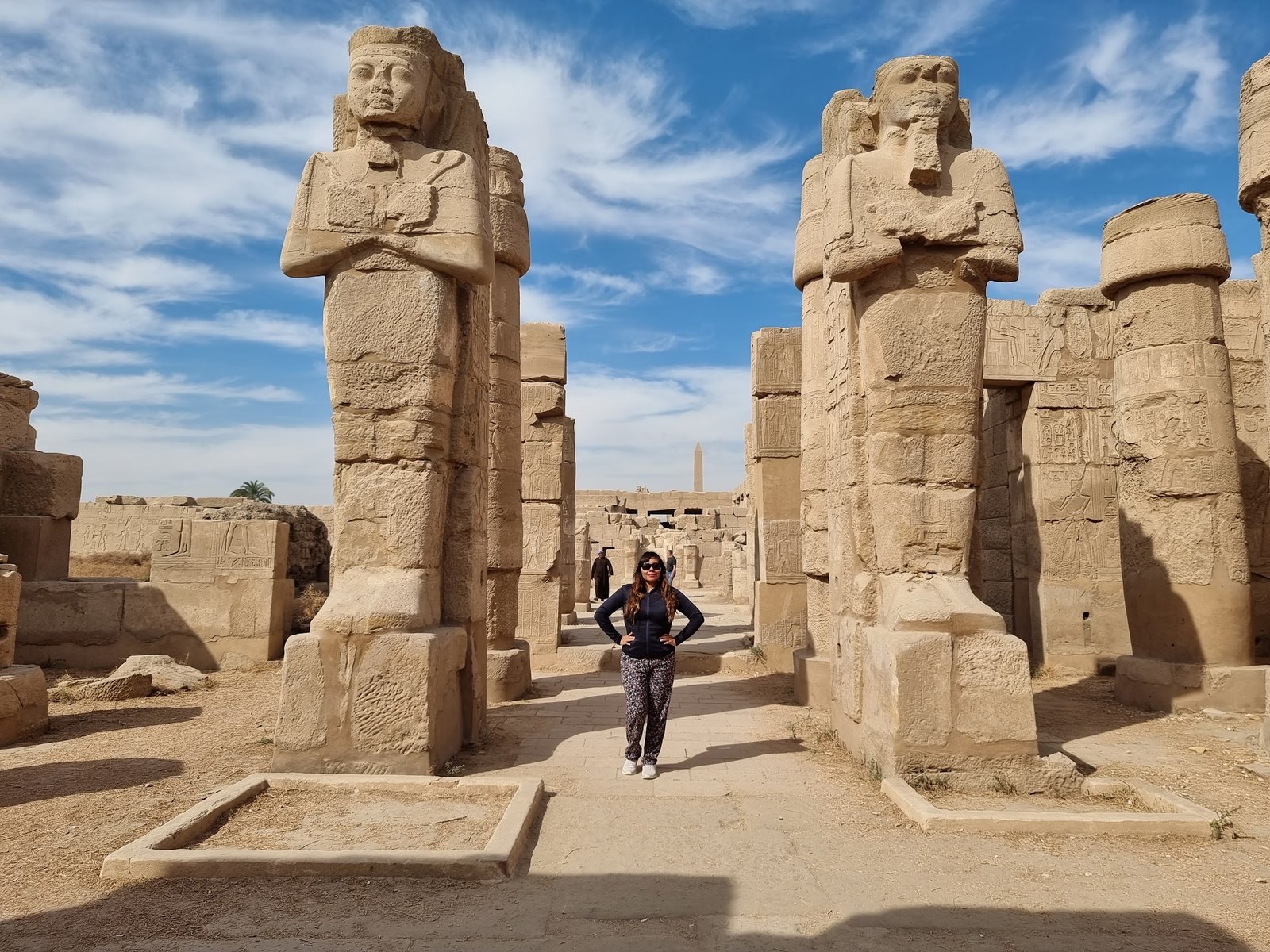 mujer en el templo de Karnak en Egipto